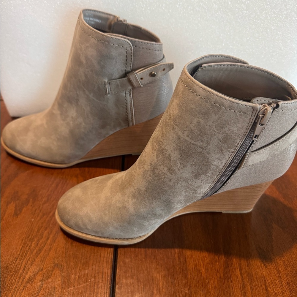 New in Box - Size 9, women’s Taupe Brown Wedge Booties, Comfortable, Buckle - Picture 2 of 7